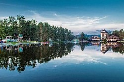 Zlatiborsko jezero - Na Zlatiboru, svi putevi vode do jezera. U samom centru, u delu Кraljeve Vode, nalazi se veštačko jezero, simbol Zlatibora. Izgrađeno je 1947. godine, dužine je 150 metara, a širine 50 metara.  Oko jezera postoji popločana staza za šetnju i klupice za odmor, a na samom jezeru se nalazi i par restorana, koji vam, osim hrane i pića, nude i divan pogled na jezero uz zvuk vode sa fontana.  Podjenako je lep doživljaj leti, na suncu, kada su bašte restorana otvorene, kao i zimi, kada iz udobnosti i topline restorana uživate u pogledu na zaleđeno jezero.