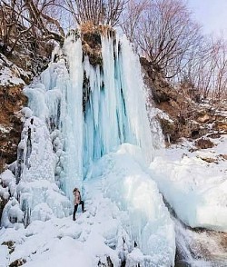 Vodopad Gostilje - Ispred ulaza u prostor za razgledanje vodopada nalazi se prostran besplatan parking, gde kupujete i ulaznice, a u blizini je i fudbalski teren i uređeni bazen za kupanje, kao i restoran, tako da je ovo predivno mesto idealno da ovde provedete ceo dan. Vodopad Gostilje