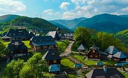 Drvengrad - Mećavnik - Drvengrad - Mećavnik Drvengrad predstavlja etno selo, koje je sagradio, naš proslavljeni filmski režiser, Emir Kusturica. Podignut je na brdu Mećavnik, svojevrsnom planinskom ostrvcetu iznad koga se pruža nekoliko većih brda. Zbog mesta na kome je podignut, neki ovo etno selo zovu i Mećavnik. Mećavnik je ime dobio po velikim snežnim nanosima koji se ovde stvaraju tokom zimskog perioda.