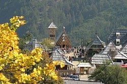 Drvengrad - Mećavnik - Drvengrad - Mećavnik Drvengrad predstavlja etno selo, koje je sagradio, naš proslavljeni filmski režiser, Emir Kusturica. Podignut je na brdu Mećavnik, svojevrsnom planinskom ostrvcetu iznad koga se pruža nekoliko većih brda. Zbog mesta na kome je podignut, neki ovo etno selo zovu i Mećavnik. Mećavnik je ime dobio po velikim snežnim nanosima koji se ovde stvaraju tokom zimskog perioda.  Kao što i ime sugeriše, u ovom etno selu, sve je sagrađeno od drveta. Posebnu pažnju privlače drvene kuće-brvnare. U selu ih ima preko 50, i većina je autentična jer su prenete iz okolnih zlatiborskih sela, tako da najbolje svedoče o načinu života i arhitekturi ovoga kraja.