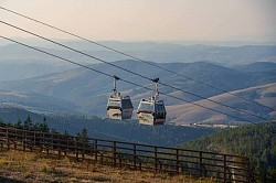 Gold gondola - Devet kilometara najmodernije vazdušne trase zlatiborske gondole povezuje centar Zlatibora sa ski centrom Tornik, preko Ribničkog jezera na kojem se nalazi međustanica. Gondola trenutno ima kapacitet 800 putnika po satu u 72 zasebne kabine sa po 10 mesta. Maksimalan kapacitet gondole je 90 kabina i 1000 putnika/h. Vožnja Gondolom pružiće impresivnih 25 minuta sa neverovatnim pogledom na živopisne pejzaže Zlatibora.