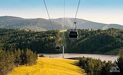 Gold gondola - Gold gondola Zlatibor Devet kilometara najmodernije vazdušne trase zlatiborske gondole povezuje centar Zlatibora sa ski centrom Tornik, preko Ribničkog jezera na kojem se nalazi međustanica. Gondola trenutno ima kapacitet 800 putnika po satu u 72 zasebne kabine sa po 10 mesta. Maksimalan kapacitet gondole je 90 kabina i 1000 putnika/h. Vožnja Gondolom pružiće impresivnih 25 minuta sa neverovatnim pogledom na živopisne pejzaže Zlatibora.  Gold gondola Zlatibor