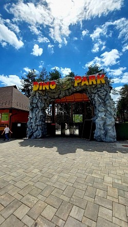Dino park Zlatibor - Osim druženja sa praistorijskim zverima, Dino kompleks poseduje i deo Avantura park, koji nudi i brojne druge raznovrsne aktivnosti, poput streličarstva, veštačke stene, jahanja konja, posete minijaturnom zoo vrtu, kvadova, poligona za rolere i trotinete, zip lajna za decu i odrasle. Dosta aktivnosti, zelenila, hlada i, naravno, dinosaurusa obećavaju sjajnu zabavu, kako za neumorne mališane, tako i za one malo starije koji su sačuvali dete u sebi.  Dino park Zlatibor