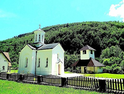 Netaknuta priroda zlatiborskih sela sa autentičnim drvenim ogradama i stadima ovaca koja pasu na livadama.  Planinski zalazak sunca iznad brda Zlatibora gde se prepliću zlatne i narandžaste boje na horizontu iznad četinara.  Slikoviti seoski put koji vijuga kroz pašnjake i vodi do skrivenih domaćinstava u srcu zlatiborske prirode.  Prolećno buđenje prirode na Zlatiboru sa procvetalim poljskim cvećem i jarko zelenom travom na planinskim padinama. Сита стабла букве са сребрнкастом кором која праве контраст тамној боровој шуми  Кристали леда на осушеној планинској трави који светлуцају под првим сунчевим зрацима  Дубоке бразде у каменитом путу испране планинским кишама и отопљеним снегом  Кружне формације ниских борова на пропланку које изгледају као природни заслони  Бели кречњачки сипар који се осипа низ стрму падину ка густом шибљу  Поглед на планинске венце у даљини који се преливају из плаве у љубичасту боју
