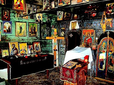 Enterijer toplog seoskog smeštaja sa kaminom na drva, vunenim tepisima i rustičnim nameštajem za potpuni mir.  Kameni temelj stare kuće u zlatiborskom selu koji svedoči o tradiciji i dugovečnosti gradnje u ovom kraju Srbije.  Moderno opremljen apartman u seoskom stilu koji kombinuje komfor savremenog života sa prirodnim materijalima Zlatibora.  Pogled na krovove prekrivene šindrom u etno selu, okružene visokim borovima i čistim planinskim vazduhom.