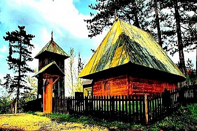 Autentična zlatiborska brvnara građena od prirodnog drveta i kamena u tradicionalnom stilu seoske arhitekture.  Detalj starog seoskog domaćinstva sa drvenim tremom, ukrašenim saksijama cveća i pogledom na planinsko dvorište.  Enterijer toplog seoskog smeštaja sa kaminom na drva, vunenim tepisima i rustičnim nameštajem za potpuni mir.  Kameni temelj stare kuće u zlatiborskom selu koji svedoči o tradiciji i dugovečnosti gradnje u ovom kraju Srbije.