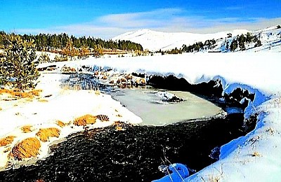 Porodični odmor u prirodi uz jahanje konja ili vožnju bicikla kroz najlepša sela zlatiborskog okruga.  Izletište pored bistrog planinskog potoka u selu, idealno za piknik i beg od gradske gužve i stresa.  Zimska idila u zlatiborskom selu sa decom koja se sankaju na padinama prekrivenim dubokim belim snegom.