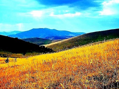 Сунце које се рађа иза масива Златара и осветљава златиборске долине  Кратка планинска трава која се повија под јаким ветром на огољеном врху планине  Високи орлови који круже изнад кањона тражећи плен у литицама  Усамљена камена чесма са хладном изворском водом поред магистралног пута кроз планину