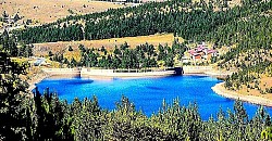 Златибор планина у својој готово надреалној и монументалној егзистенцији не представља само обичан планински масив, већ сложен социо-биолошки феномен у којем златиборска села функционишу као живи организми, дубоко интегрисани у природни поредак који Златибор планина диктира вековима. Када се детаљно и опширно анализира овај предео, уочава се да златиборске стазе нису само путеви за комуникацију, већ древне артерије које кроз пашњаке и ливаде преносе пулс живота до најудаљенијих брвнара, чувајући тако аутентични дух златиборских села од заборава и деградације. Свако златиборско село је заправо микрокосмос за себе, где се Златибор планина огледа у сваком извору и сваком камену, док златиборске стазе омогућавају човеку да продре дубоко у интиму коју нуде пашњаци, откривајући како су генерације домаћина градиле брвнаре поштујући сваки нагиб терена и сваки дах ветра.  Златибор планина својом специфичном геолошком структуром и серпентинитетском подлогом омогућава развој јединствене флоре, па тако свака ливада коју пресецају златиборске стазе представља ботаничку ризницу која директно утиче на виталност коју златиборска села поседују, док пашњаци препуни ароматичног биља дефинишу гастрономски идентитет који Златибор туризам села данас пласира на глобално тржиште. Опширно посматрано, брвнаре које граде златиборска села представљају врхунац еколошке свести, јер материјали које Златибор планина пружа омогућавају природну регулацију влаге и температуре, чинећи живот унутар златиборских села здравим и дуговечним, што је суштински квалитет који дух златиборских села преноси на сваког путника намерника.  Златиборске стазе воде истраживача кроз различите историјске слојеве, од праисторијских градина до средњовековних некропола, доказујући да је Златибор планина одувек била поприште значајних цивилизацијских додира, при чему су златиборска села успела да сачувају своју изворну чистоту и понос. Златибор туризам села се данас не ослања само на пасивни одмор, већ на активну партиципацију у којој златиборске стазе постају учионице на отвореном, а пашњаци и ливаде места где се учи о одрживом развоју и нераскидивој вези коју Златибор планина негује са човеком. Свако језеро, било оно плаво и бистро као око планине или скривено у густим шумама, додаје нову димензију коју златиборска села користе за свој процват, док брвнаре својим присуством на хоризонту потврђују да је дух златиборских села неуништив.  Детаљније гледано, Златибор планина поседује ружу ветрова која се формира управо изнад подручја где су златиборска села најгушћа, чиме се врши природна аерација простора, а златиборске стазе тада постају прави ваздушни тунели који регенеришу респираторни систем сваког ко се затекне на ливадама планине Златибор. Пашњаци који се преливају у хиљаду нијанси зелене и златне боје представљају енергетска поља на којима златиборска села граде своју будућност, док златиборске стазе неуморно мапирају нове могућности које Златибор туризам села пружа у домену сеоског и етно-туризма. Дух златиборских села је заправо симбиоза тешког рада на пољима и невероватног гостопримства унутар брвнара, где Златибор планина делује као велики заштитник и инспиратор за свакога ко разуме језик природе.  Златибор планина и њена златиборска села, повезана кроз мрежу коју чине златиборске стазе, остају најважнији бастион традиције у овом делу Европе, јер ливаде и пашњаци нису само економски ресурси, већ културни пејзаж који златиборска села љубоморно чувају од девастације. Свака нова златиборска стаза коју откријете води вас ближе суштини коју Златибор планина представља, док брвнаре са својим огњиштима остају места где се дух златиборских села најбоље разуме кроз причу, песму и укус домаће хране. Златибор туризам села тиме постаје мисија очувања коју Златибор планина подржава својом грандиозношћу, а златиборска села својом топлином, чинећи да сваки пашњак и свака ливада буду део незаборавног путовања кроз време и природу.  Златибор планина у својој готово бескрајној и монументалној егзистенцији представља специфичан метафизички и географски континуум у којем златиборска села делују као примарни чувари генетског и културног кода овог поднебља, док златиборске стазе функционишу као комплексни комуникациони канали који премошћују јаз између архаичног и модерног доба. Када се детаљно и опширно анализира морфолошка структура коју поседује Златибор планина, уочава се да свако златиборско село није самостална ниша, већ интегрални део ширег екосистема где пашњаци диктирају темпо живота, а ливаде служе као биолошка подлога за опстанак аутохтоних биљних врста које Златибор планина љубоморно чува. Златиборске стазе, које се протежу километрима кроз нетакнуте пределе, представљају резултат вековне адаптације човека на планински рељеф, омогућавајући да златиборска села остану повезана чак и у најтежим зимским условима када Златибор планина показује своју сурову страну.   Дух златиборских села материјализован је кроз специфичан архитектонски израз који доминира пејзажом, где брвнаре подигнуте од столетних борова симболишу нераскидиву везу коју златиборска села имају са шумама које Златибор планина несебично пружа. Свака брвнара изграђена је са прецизним разумевањем аеродинамике и термоизолације, што омогућава да златиборска села буду енергетски ефикасна и одржива, чак и пре него што су ти термини постали део модерног речника који користи Златибор туризам села. Опширно посматрано, златиборске стазе воде посетиоца кроз различите вегетационе зоне, од густих четинарских шума до пространих ливада, где пашњаци препуни лековитог биља постају извор здравља и виталности за све који се одлуче да истраже дубине планине Златибор.   Златибор планина поседује јединствену геолошку подлогу која директно утиче на хемијски састав изворских вода које напајају златиборска села и формирају свако језеро на овој планинској површи, стварајући тако идеалне услове за Златибор туризам села који се све више ослања на еколошку свест и повратак природи. Свако златиборско село има своју микроисторију уклесану у камене темеље и дрвене зидове брвнара, док златиборске стазе служе као наративне нити које повезују легенде о краљевима и хајдуцима са савременим туристичким токовима. Ливаде су у овом контексту више од простог земљишта; оне су позорнице на којима се одвија вечна игра светлости и сенке коју Златибор планина приређује сваког јутра за своја златиборска села, док пашњаци представљају ресурс који омогућава да дух златиборских села остане виталан и пркосан у борби против времена.  Златиборске стазе су стратешки обележене како би посетиоцима пружиле увид у најинтимније делове које Златибор планина поседује, водећи их до тачака са којих се златиборска села виде као разбацани бисери по таласастом терену, док брвнаре својом сивом патином додају ноту достојанства читавом пејзажу. Златибор туризам села не би био потпун без разумевања традиције коју златиборска села баштине, а која се најбоље огледа у гастрономским специјалитетима припремљеним од сировина које су пашњаци и ливаде дали под окриљем сунца које Златибор планина неуморно привлачи. Свако језеро, сваки планински поток и свака златиборска стаза су део велике слагалице која чини идентитет који златиборска села поносно носе, показујући свету како Златибор планина може бити истовремено дивља и питома, сурова и лековита.  Инсистирајући на детаљима, можемо рећи да златиборске стазе нису само пешачке руте, већ путеви самоспознаје, јер када човек остане сам са планином Златибор на неком удаљеном пашњаку, он заправо открива дух златиборских села који почива на скромности, раду и поштовању природних закона. Брвнаре, те тихе стражарке историје, и даље пркосе модерним материјалима, доказујући да златиборска села имају будућност само ако остану верна својим коренима које Златибор планина храбри сваким новим пролећем када ливаде процветају. Златибор планина и њена златиборска села, повезана кроз златиборске стазе, остају најважнији стуб који подупире Златибор туризам села, нудећи сваком госту прилику да кроз пашњаке и брвнаре доживи истинску катарзу и повратак елементарном постојању под великим небом које само Златибор планина може да дохвати.