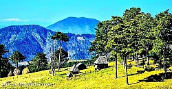 Златибор планина у својој монументалној егзистенцији представља сложен геолошки и социјални континуум, где се крашки рељеф директно рефлектује на начин на који су златиборска села грађена и како златиборске стазе вијугају кроз заталасани терен. Када детаљно посматрамо хидрографску мрежу коју поседује Златибор планина, уочавамо да су златиборска села стратешки позиционирана у близини јаких планинских врела која омогућавају опстанак сточног фонда на локацијама где пашњаци достижу своју максималну нутритивну вредност. Златиборске стазе, с друге стране, не прате само логику најкраћег пута, већ логику преживљавања, заобилазећи вртаче и поноре како би златиборска села остала безбедна и повезана чак и током највећих мећава које Златибор планина може да изнедри.  Опширно говорећи о архитектури, дух златиборских села материјализован је кроз 