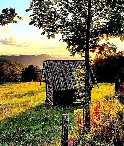 Златибор планина у својој монументалној егзистенцији представља сложен геолошки и социјални континуум, где се крашки рељеф директно рефлектује на начин на који су златиборска села грађена и како златиборске стазе вијугају кроз заталасани терен. Када детаљно посматрамо хидрографску мрежу коју поседује Златибор планина, уочавамо да су златиборска села стратешки позиционирана у близини јаких планинских врела која омогућавају опстанак сточног фонда на локацијама где пашњаци достижу своју максималну нутритивну вредност. Златиборске стазе, с друге стране, не прате само логику најкраћег пута, већ логику преживљавања, заобилазећи вртаче и поноре како би златиборска села остала безбедна и повезана чак и током највећих мећава које Златибор планина може да изнедри.  Опширно говорећи о архитектури, дух златиборских села материјализован је кроз 