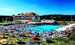 Златибор планина у својој дубокој занатској и геолошкој генези представља простор где се земља, ватра и дрво уједињују кроз златиборска села, стварајући артефакте који пркосе времену, баш као што златиборске стазе пркосе забораву. Када се детаљно и опширно анализира технички аспект грнчарије из Злакусе, која је интегрални део културе коју негују златиборска села, уочава се специфична симбиоза камена и глине; мешавина калцита из утробе коју Златибор планина скрива и глина са обода ливада стварају посуђе које је способно да издржи директан пламен огњишта унутар брвнара. Ова грнчарија није само употребни предмет, већ енергетски проводник који преноси топлоту и минерале на храну коју пашњаци дају, чиме Златибор туризам села добија своју пуну, органску димензију.    Опширно истражујући физику огњишта, дух златиборских села се најбоље материјализује управо кроз ове земљане лонце који се споро загревају на жару букве и бора, док златиборске стазе функционишу као логистички путеви којима се сирови калцит допрема до мајсторских радионица. Брвнаре су пројектоване са централним кулинарским делом који омогућава равномерно струјање ваздуха, чиме Златибор планина помаже у процесу природног сушења глине пре финалног печења, обезбеђујући да златиборска села остану водећи центри заната под окриљем Унеска. Свака ливада која окружује ове радионице и сваки пашњак на којем се стада одмарају, део су јединствене визуелне и енергетске кулисе која инспирише грнчаре да обликују земљу пратећи линије које златиборске стазе уписују у пејзаж.  Златибор планина својом специфичном температуром земљишта утиче и на дуготрајно чување намирница; златиборска села користе 