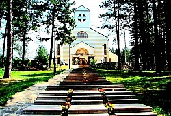 Златибор планина у својој готово надреалној звучној и социјалној архитектури представља специфичан акустични амфитеатар у којем златиборска села функционишу као чворишта комуникације, користећи природну резонантну моћ коју поседује ова висораван. Када се детаљно и опширно анализира феномен преноса звука преко пашњака, уочава се да специфична густина ваздуха и конфигурација коју Златибор планина има, омогућавају да се људски глас или звук фруле чује на удаљеностима које су у равничарским пределима незамисливе. Златиборске стазе, које се протежу дуж гребена, служе као својеврсни акустични коридори, повезујући златиборска села кроз систем дозивања и звучних сигнала који су вековима служили за координацију током великих пољских радова на ливадама.    Опширно истражујући друштвену кохезију, дух златиборских села најинтензивније се манифестује кроз институцију 