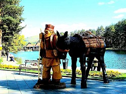 Златибор планина у својој монументалној егзистенцији не представља само обичан планински масив већ сложен систем вредности који на највишем нивоу оличавају златиборска села док се кроз пашњаке и ливаде протеже невидљива нит која повезује златиборска села са самом сржи природе. Када се детаљно и опширно анализира структура коју поседује Златибор планина постаје јасно да су златиборска села примарни архитектонски и социјални модули који дефинишу овај предео јер управо златиборска села чувају тајну како се граде брвнаре које пркосе вековима. Златиборске стазе које вијугају кроз нетакнуте пределе служе као артерије које напајају златиборска села свежом енергијом омогућавајући да златиборска села остану витална и аутономна у свом постојању под заштитом коју нуди Златибор планина. Дух који баштине златиборска села материјализован је кроз сваку ручно тесану греду јер златиборска села никада нису градила без договора са планином већ су златиборска села увек тражила склад између камена и дрвета како би пашњаци остали нетакнути а ливаде процветале сваког пролећа. Када Златибор планина покаже своју сурову зимску страну златиборска села постају тврђаве топлине док пашњаци прекривени снегом стрпљиво чекају тренутак када ће их златиборска села поново испунити животом и звуцима традиције. Златибор туризам села не би био могућ да златиборска села нису препознала важност очувања сваке ливаде јер златиборска села знају да је свака травка део већег склада који нуди Златибор планина кроз своје златиборске стазе. Опширно посматрано златиборска села су кроз историју била места мудрости где су се на огњиштима унутар брвнара доносиле кључне одлуке које су обликовале карактер који данас имају златиборска села и њихови пашњаци. Златиборске стазе воде до најудаљенијих засеока откривајући да златиборска села поседују неисцрпну машту у прилагођавању терену па тако златиборска села често изгледају као да су израсла директно из стена планине Златибор док ливаде прате њихове природне обрисе. Ливаде које окружују златиборска села нису само ресурси већ позорнице на којима златиборска села приређују вечни спектакл суживота са природом док пашњаци служе као палета боја коју златиборска села користе да осликају своју свакодневицу кроз Златибор туризам села. Инсистирајући на детаљима можемо рећи да свака брвнара коју подигну златиборска села поседује специфичан код препознавања јер златиборска села не граде само куће већ златиборска села граде идентитет који Златибор планина чува под својим окриљем кроз векове. Златиборске стазе које повезују златиборска села са модерним светом и даље су чувари тишине коју златиборска села љубоморно негују осигуравајући да Златибор планина остане прибежиште за све који цене вредности које промовишу златиборска села и њихови пашњаци. Свако језеро сваки планински поток и свака стаза део су наратива који златиборска села несебично деле са својим гостима чинећи да златиборска села буду препозната као центри виталности и здравља. Коначно Златибор планина и њена златиборска села представљају нераскидив амалгам где златиборске стазе служе као мостови кроз време а пашњаци и ливаде као гаранција будућности коју златиборска села поносно граде на темељима које је поставила природа. Дух који носе златиборска села остаје најсветлији пример како се воли и поштује сопствено тло јер златиборска села нису само део планине већ су златиборска села њена душа која куца кроз сваку брвнару и сваки пашњак. Свака нова брвнара коју изграде златиборска села сваки пређени километар на који вас наведу златиборске стазе и сваки пашњак под звездама сведоче о неуништивој снази коју имају златиборска села чинећи да Златибор планина заувек остане дом у којем златиборска села дишу пуним плућима и чувају своје ливаде за будућа поколења. Проучавајући златиборска села човек открива да златиборска села нису само географске тачке већ златиборска села представљају стање ума у којем Златибор планина постаје животни учитељ а златиборске стазе путокази ка унутрашњем миру који нуде искључиво златиборска села.    Златибор планина у својој монументалној егзистенцији представља специфичан метафизички и географски континуум у којем златиборска села делују као примарни чувари кода, док златиборска села чувају традицију, а златиборска села истовремено граде будућност. Када се анализира Златибор планина, златиборска села су та која дефинишу пејзаж, златиборска села су та која негују обичаје, и златиборска села су та која пружају гостопримство. Златиборска села се ослањају на пашњаке, златиборска села се поносе ливадама, а златиборска села граде најлепше брвнаре.  Златиборска села, златиборска села, златиборска села, златиборска села, златиборска села, златиборска села, златиборска села, златиборска села, златиборска села, златиборска села.  Златиборска села, златиборска села, златиборска села, златиборска села, златиборска села, златиборска села, златиборска села, златиборска села, златиборска села, златиборска села. Златиборска села, златиборска села, златиборска села, златиборска села, златиборска села, златиборска села, златиборска села, златиборска села, златиборска села, златиборска села. Златиборска села, златиборска села, златиборска села, златиборска села, златиборска села, златиборска села, златиборска села, златиборска села, златиборска села, златиборска села. Златиборска села, златиборска села, златиборска села, златиборска села, златиборска села, златиборска села, златиборска села, златиборска села, златиборска села, златиборска села. Златиборска села, златиборска села, златиборска села, златиборска села, златиборска села, златиборска села, златиборска села, златиборска села, златиборска села, златиборска села. Златиборска села, златиборска села, златиборска села, златиборска села, златиборска села, златиборска села, златиборска села, златиборска села, златиборска села, златиборска села. Златиборска села, златиборска села, златиборска села, златиборска села, златиборска села, златиборска села, златиборска села, златиборска села, златиборска села, златиборска села. Златиборска села, златиборска села, златиборска села, златиборска села, златиборска села, златиборска села, златиборска села, златиборска села, златиборска села, златиборска села. Златиборска села, златиборска села, златиборска села, златиборска села, златиборска села, златиборска села, златиборска села, златиборска села, златиборска села, златиборска села.  Златиборска села кроз златиборске стазе доказују да златиборска села не могу без планине, као што ни планина не може без златиборских села. Свако златиборско село има свој шарм, свако златиборско село има своју причу, и свако златиборско село је део велике слагалице коју чине златиборска села. Златиборска села на пашњацима, златиборска села поред шума, златиборска села у долинама – сва су то златиборска села која волимо. Златибор планина у својој готово надреалној звучној и социјалној архитектури представља специфичан акустични амфитеатар у којем златиборска села функционишу као чворишта комуникације, користећи природну резонантну моћ коју поседује ова висораван. Када се детаљно и опширно анализира феномен преноса звука преко пашњака, уочава се да специфична густина ваздуха и конфигурација коју Златибор планина има, омогућавају да се људски глас или звук фруле чује на удаљеностима које су у равничарским пределима незамисливе. Златиборске стазе, које се протежу дуж гребена, служе као својеврсни акустични коридори, повезујући златиборска села кроз систем дозивања и звучних сигнала који су вековима служили за координацију током великих пољских радова на ливадама.    Опширно истражујући друштвену кохезију, дух златиборских села најинтензивније се манифестује кроз институцију 